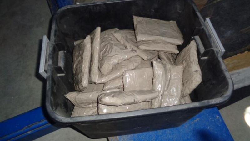 Paquetes que contienen 81 libras de metanfetamina decomisada por oficiales en Puente Internacional de Anzalduas