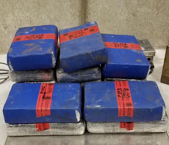 Paquetes que contienen 37 libras de cocaína decomisada por oficiales de CBP en el Puerto de Entrada de Laredo.