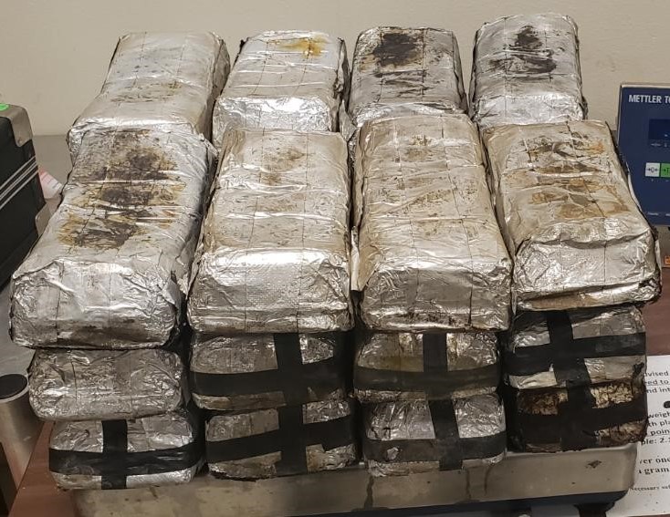Paquetes que contiene casi 92 libras de heroina decomisada por oficiales de CBP en Puente Internacional de Hidalgo