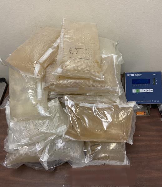 Paquetes que contienen 99 libras de metanfetamina decomisada por oficiales de CBP en Puente Internacional de Pharr