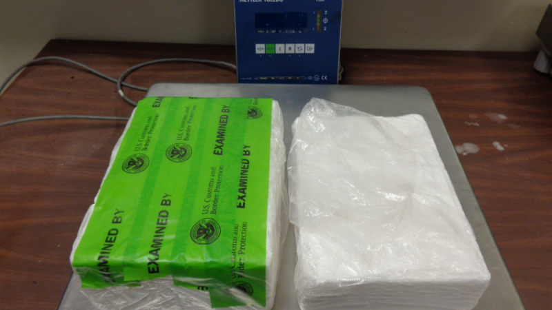 Paquetes que contienen 11.11 libras de metanfetamina decomisada por oficiales de CBP en Puente Internacional de Hidalgo