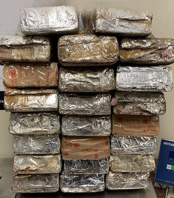 Paquetes que contienen casi 113 libras de metanfetamina decomisadas por oficiales de CBP en Puente Internacional de Anzalduas.
