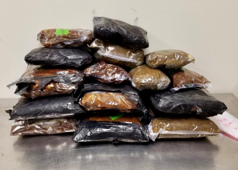 Paquetes que contienen 51.5 libras de metanfetamina decomisada por oficiales de CBP en Puente Internacional de Hidalgo.