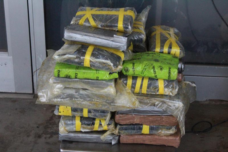 Paquetes que contienen casi 125 libras de cocaina en Puente Internacional de Pharr.