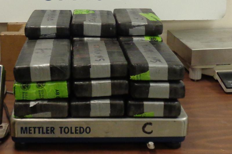 Paquetes que contienen 56 libras de cocaína decomisadas por oficiales de CBP en el Puente Internacional de Hidalgo