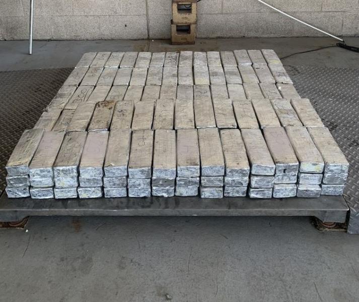 Paquetes que contienen 581 libras de metanfetamina decomisada por oficiales de CBP en Puente Internacional de Pharr