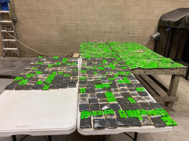 Paquetes que contienen 131 libras de metanfetamina decomisada por oficiales de CBP en Puente Internacional de Pharr