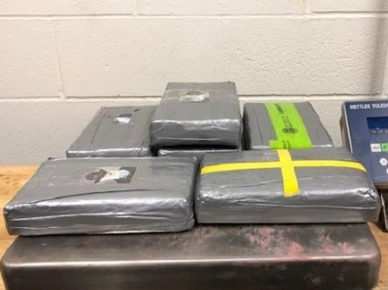 Paquetes que contienen cocaína decomisada por oficiales de CBP en Puente Internacional de Anzalduas.