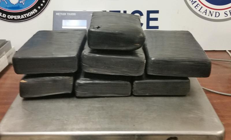 Paquetes que contienen casi 18 libras de cocaína decomisada por oficiales de CBP en Puente de Hidalgo
