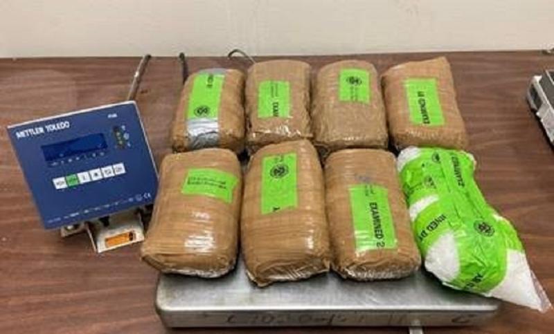 Paquetes que contienen mas que 18 libras de metanfetamina decomisada por oficiales de CBP en Puerto de Hidalgo