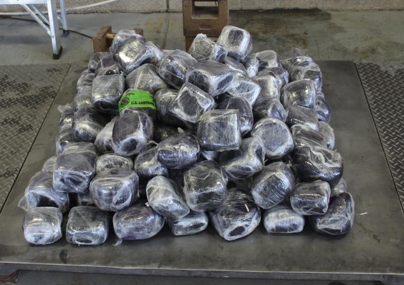 Paquetes que contienen 217 libras de metanfetamina decomisada por oficiales de CBP en Puente Internacional Pharr-Reynosa.