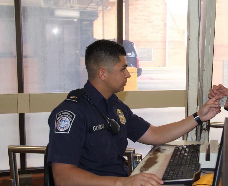Un oficial de CBP realiza una revisión primaria en Puente Internacional de Hidalgo