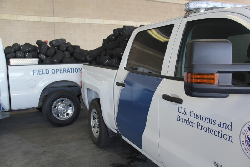 Paquetes que contienen 2,119 libras de marijuana decomisadas por oficiales de CBP en Pharr, Texas adentro un cargamento comercial de carbón.