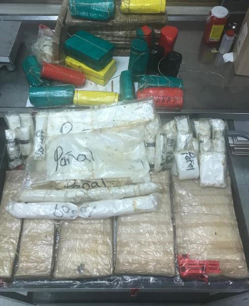 Paquetes que contienen un total de 92 libras de metanfetamina y 10 libras de cocaína decomisadas por Aduanas y Protección Fronteriza