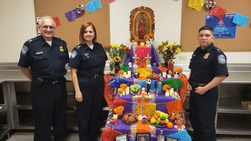 Especialistas de agricultura ensenan un altar tradicional para educar al publico viajero acerca de follages y frutas que son prohibidos de traer de Mexico para construir altares para celebrar Dia de los Muertos.