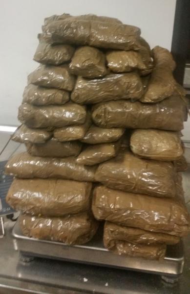 Paquetes que contienen un total de 76 libras de metanfetamina decomisado por oficiales de CBP en Laredo