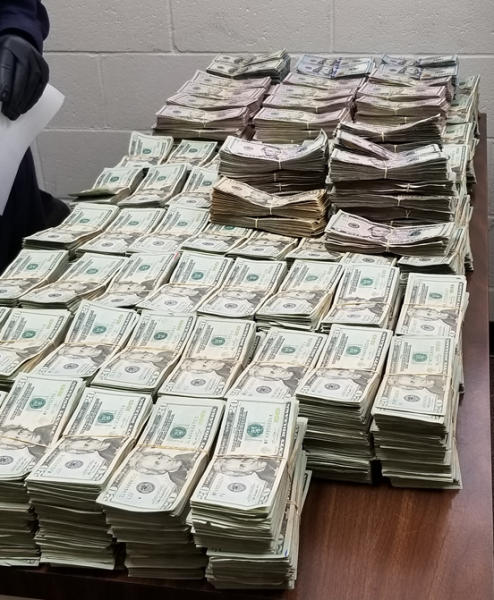 Montones de billetes de mas de $1 millón en dinero no declarado decomisado por oficiales de CBP en el Puerto de Hidalgo/Pharr/Anzalduas