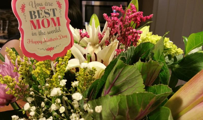 Especialistas de agricultura revisen importaciones comerciales de flores e importaciones personales de flores para asegurar que los flores para el Día de la Madre estén libres de plagas