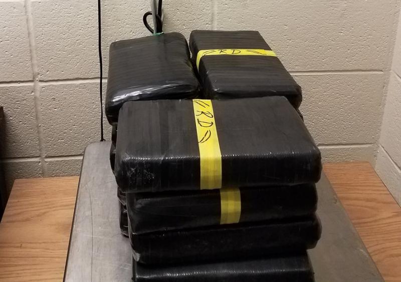 Paquetes que contienen 40 libras de cocaína decomisada por oficiales de CBP en el Puerto de Roma.