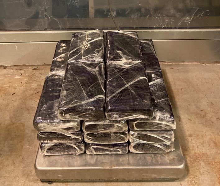 Paquetes que contienen casi 53 libras de cocaina decomisada por oficiales de CBP en Puente Internacional de Pharr.