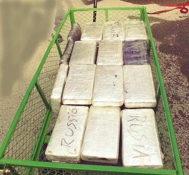 Paquetes que contienen 86.55 libras de cocaína decomisada por oficiales de CBP adento de un autobus en Puente Internacional de Hidalgo