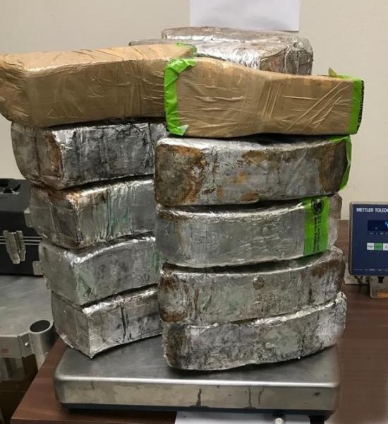 Paquetes que contienen 109 libras de metanfetamina decomisada por oficiales de CBP en Puente Internacional de Hidalgo