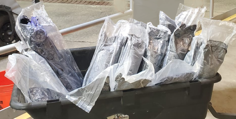Paquetes que contienen 114 libras de metanfetamina decomisada por oficiales de CBP en Puente Internacional de Hidalgo
