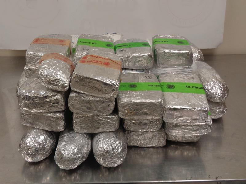 Paquetes que contienen 121 libras de metanfetamina decomisada por oficiales de CBP en Puente Internacional de Hidalgo