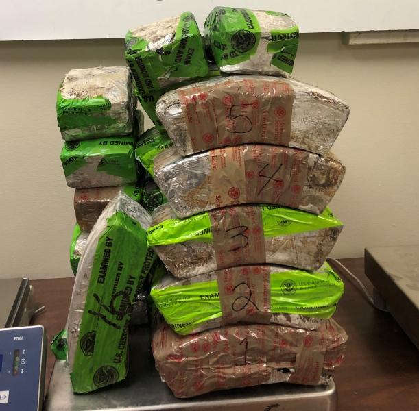 Paquetes que contienen más que 134 libras de metanfetamina decomisada por oficiales de CBP en Puente Internacional de Hidalgo.