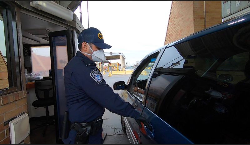 Un oficial de CBP realiza una revision vehicular en la garita primaria del Puente Internacional de Hidalgo