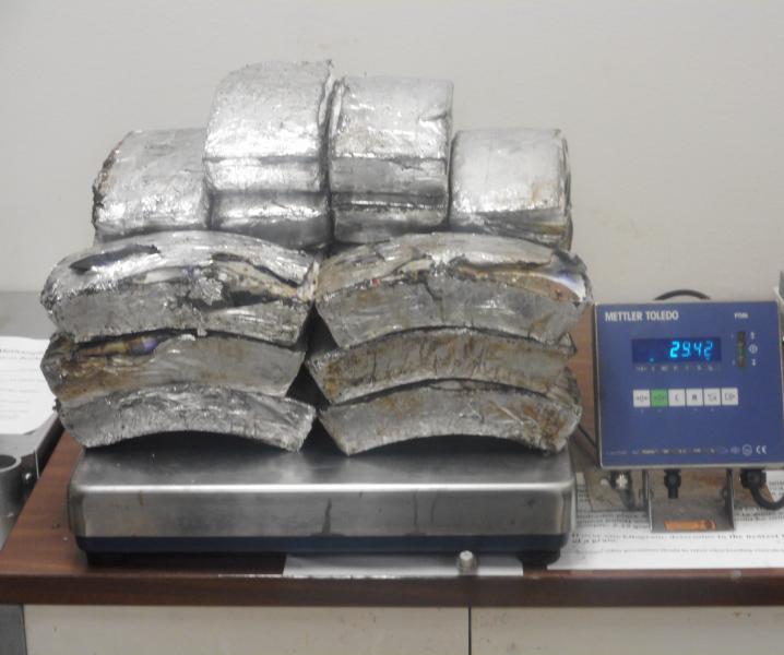 Paquetes que contienen casi 65 libras de metanfetamina decomisada por oficiales de CBP en Puente Internacional de Hidalgo.