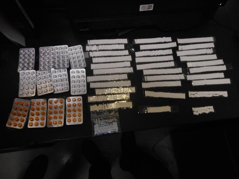Píldoras varias sobre una mesa representan medicamentos prohibidos decomisados por oficiales de CBP en Puente Internacional de Pharr