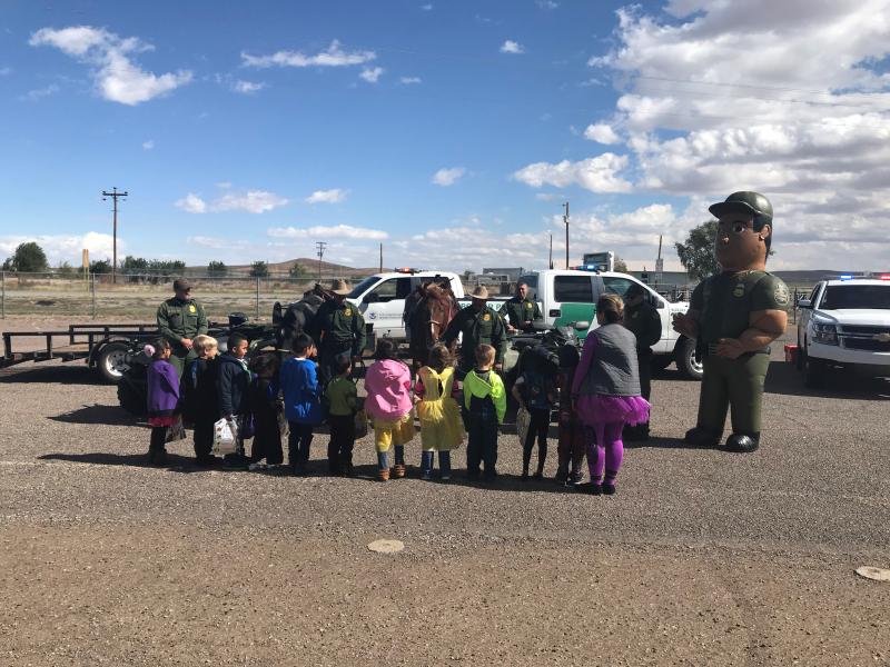 Border Patrol agent FINO meets students.
