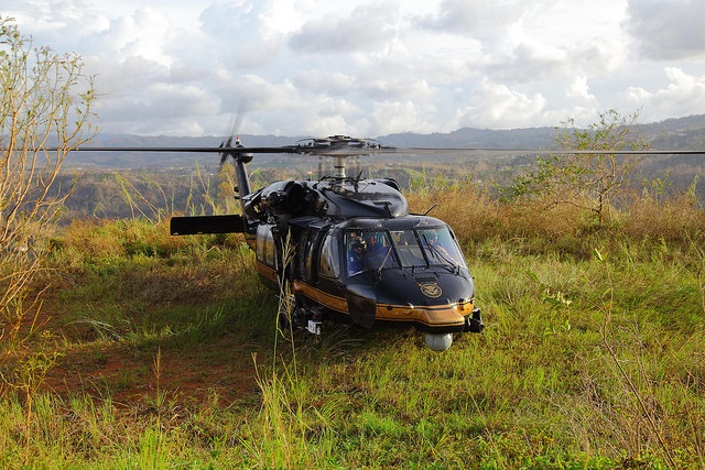 Pilotos en un UH-60 Blackhawk durante la respuesta de Maria en Puerto Rico. 