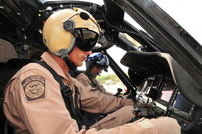 Los pilotos de AMO pueden volar helicopteros y aviones. 