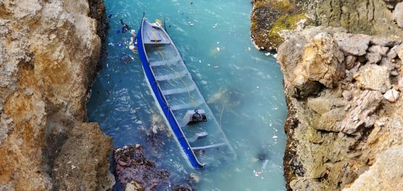 A fiberglass boat crashed in the rocks with 19 bales of cocaine.  