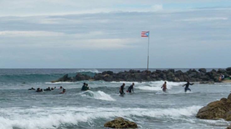 Indocumentados dominicanos llegan a la playa de Domes en Rincon.  Foto: Suministrada por surfer