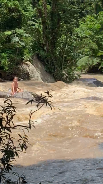 Imagen de la joven entre el rio  embravecido.