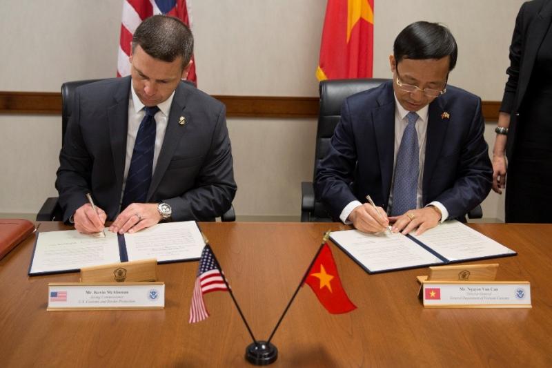 Kevin McAleenan (L), Acting CBP Commissioner, and Can Van Nguyen (R), Director General of the General Department of Vietnam Customs, signing a statement of intent to continue CMAA negotiations.
