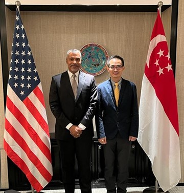 Saunders pictured with the Deputy Director General of Singapore Customs Lim Teck Leong